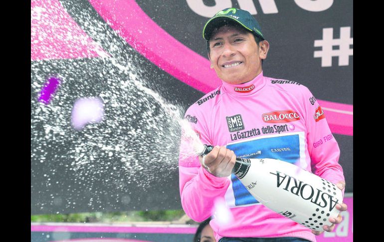 Nairo Quintana, segundo lugar del pasado Tour de Francia, celebra la victoria de la etapa de ayer, con tiempo de 4:42:35 horas. EFE /