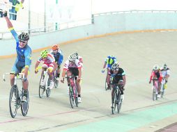 Omar Aguilera cruza la línea de meta en primer lugar, en la prueba scratch juvenil C. ESPECIAL /