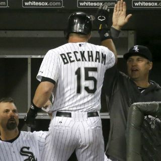 Beckham manda la pelota a la calle contra los Indios