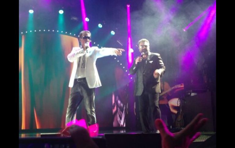 Jóvenes, adultos y niños disfrutaron del show que los dos cantantes prepararon. ESPECIAL /