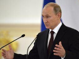 Vladimir Putin concede una condecoración a los periodistas Fiodor Zavaleikov, Marat Saichenko y Oleg Sidianik. EFE /