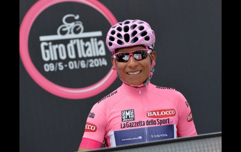 Nairo está a cuatro etapas de conseguir la victoria en la gran ronda italiana. EFE /