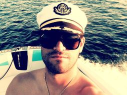 En una imagen que puede verse desde su Facebook, López Carón se fotografía de frente en un barco, con lentes de sol y gorro de capitán. ESPECIAL /