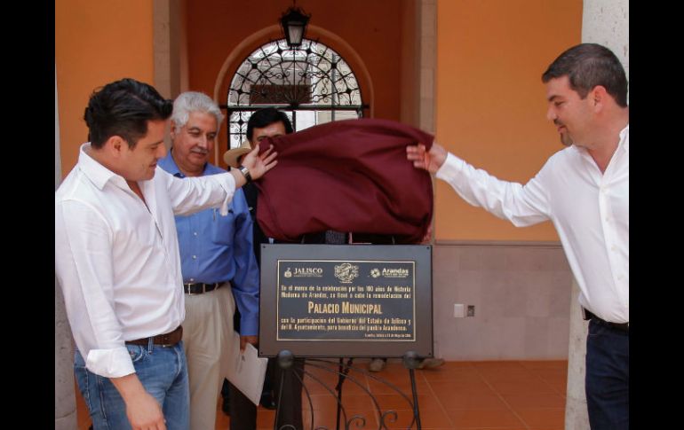 El gobernador inauguró las obras de ampliación de la Presidencia Municipal de Arandas. ESPECIAL /
