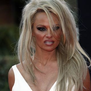 Pamela Anderson evadía abusos con drogas y alcohol, revelan