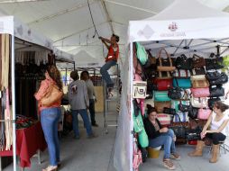 Los puestos de la calle Zaragoza están distribuidos en 48 toldos individuales.  /