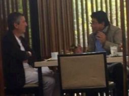 Vergara y Kuri fueron captados comiendo en un restaurante del Puerto Jarocho. ESPECIAL /