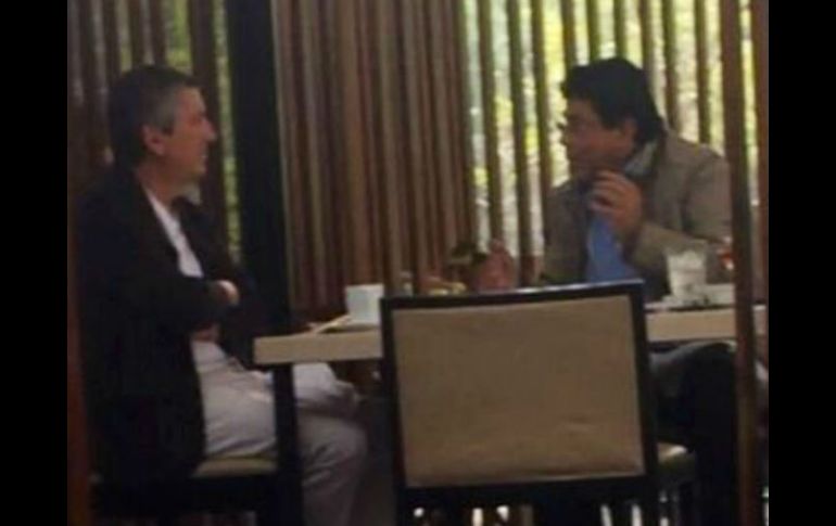 Vergara y Kuri fueron captados comiendo en un restaurante del Puerto Jarocho. ESPECIAL /