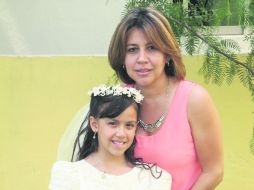 LA FESTEJADA CON SU MAMÁ. Paola Caruzo Álvarez y María del Carmen Álvarez del Castillo Moreno.  /