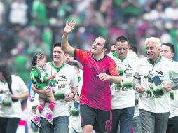 ¡GRACIAS CUAU!. El veterano Cuauhtémoc Blanco (centro) jugó durante 38 minutos, y demostró su gran calidad deportiva.  /