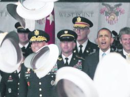 Academia. El presidente Barack Obama (a la derecha) durante la graduación de los cadetes militares. AP /