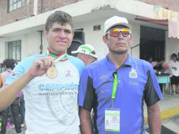 Ricardo Villalobos posa junto a su padre Juan Francisco, luego de conseguir una medalla en la Olimpiada Nacional. ESPECIAL /