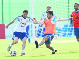 Sin tapujos. Con Lionel Messi (con el balón) encabezando el ataque, la ofensiva argentina será de las más temibles durante el Mundial. EFE /