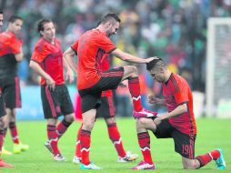 De larga distancia. El carrilero Miguel Layún (7) celebra su primera anotación con el atacante Oribe Peralta. MEXSPORT /