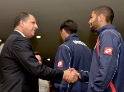 El atacante Saborío (d) fue recibido por el presidente de Costa de Rica Luis Guillermo Solís (i). AFP /