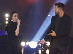 El público aplaudió la participación del latino junto a la religiosa. AP /