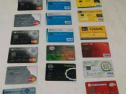 Los detenidos robaban tarjetas de crédito con todo y NIP para retirar efectivo. ESPECIAL /