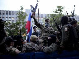 Militantes prorusos llegan al edificio de la administración regional en Donetsk. EFE /