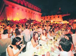 De manteles largos. La Perla de Occidente  se sumó a las 40 ciudades que han disfrutado de Le Dîner en Blanc.  /