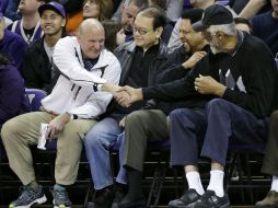 Al lado de la duela. Ballmer (izq.) tiene una fortuna estimada de 20 mil millones de dólares. AP /