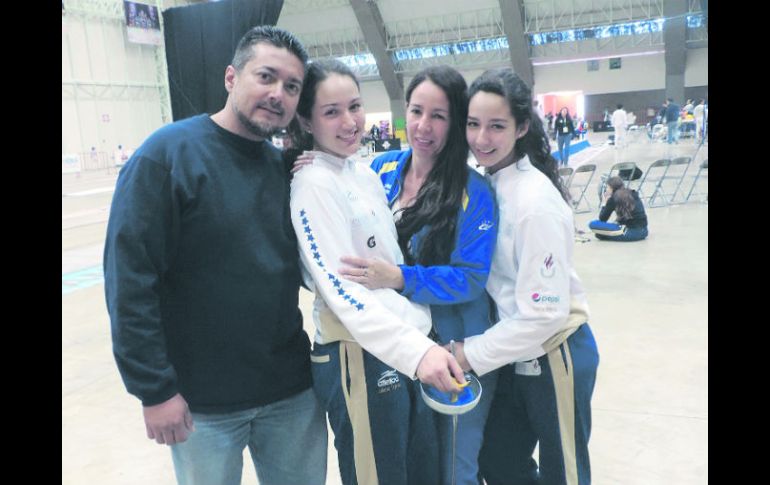 Liliana Tejeda (centro izquierda) ha sido apoyada por su familia en todos los momentos de su carrera.  /