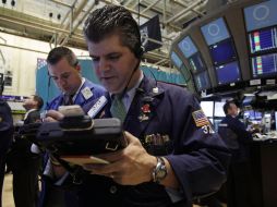 Wall Street está a la espera de cómo los mercados reciban las reglas para reducir las emisiones de bióxido de carbono en EU. ARCHIVO /