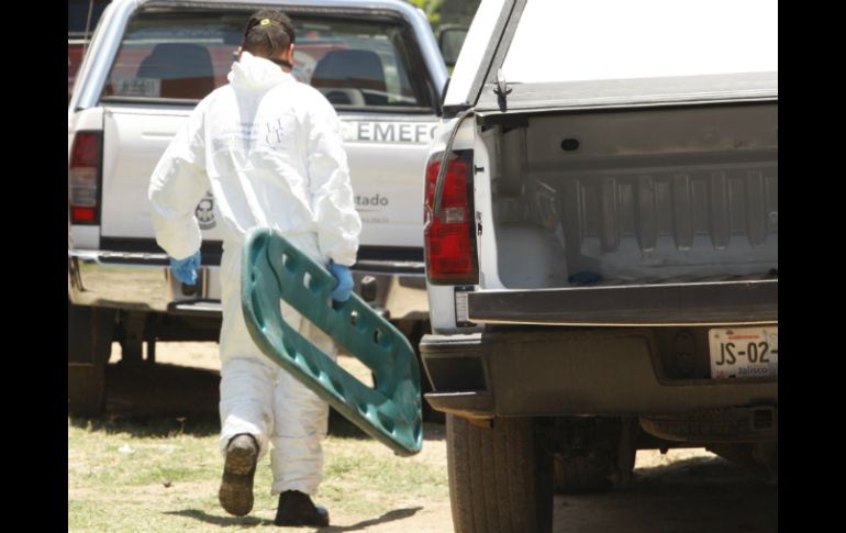 Personal de ciencias forenses acudió a realizar el levantamiento del cadáver. ARCHIVO /