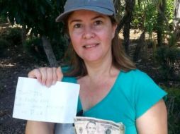 Esta mujer logró encontrar 125 dólares. Tomada de @HiddenCash. ESPECIAL /