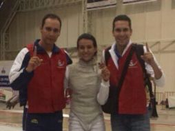 Aidée Hernández, ganadora del oro en florete femenil, posa junto a sus entrenadores, Federico y Óscar Ortega. TWITTER: @CODEJALISCO. ESPECIAL /