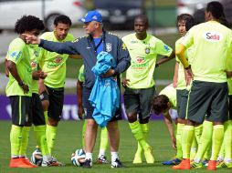 Scolari da instrcucciones a sus jugadores en un entrenamiento de Brasil. AFP /