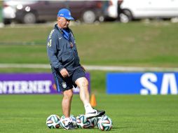 Scolari trabaja en el duelo ante Croacia pero pensando en el Tri. AFP /