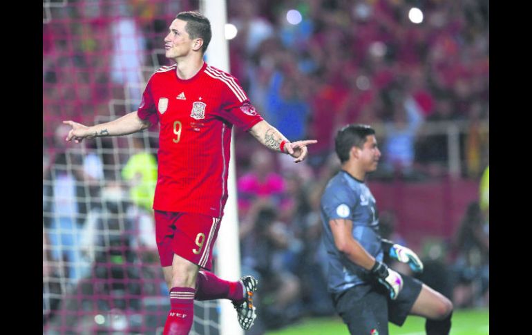 Fernando 'Niño' Torres abrió el marcador en el Sánchez Pizjuán de Sevilla al minuto 51 tras cobrar un penalti. EFE /
