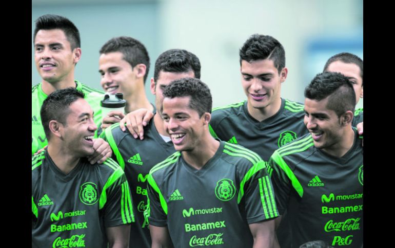 Dos Santos (centro) será el titular en el ataque junto a Peralta, con quien volverá a combinarse tras la medalla de oro en Londres 2012 MEXSPORT /