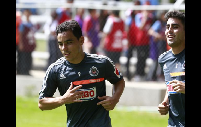 Omar Bravo durante entrenamiento con el cuadro rojiblanco.  /