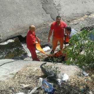 Rescatan a persona que cayó a canal de Avenida Patria