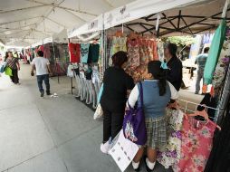 Locatarios de ropa y bisutería han sido instalados en las calles de Zaragoza y Santa Mónica. ARCHIVO /