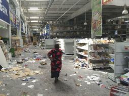 Tienda saqueada en las cercanías del aeropuerto de Donetsk, escenario de nuevos combates. EFE /