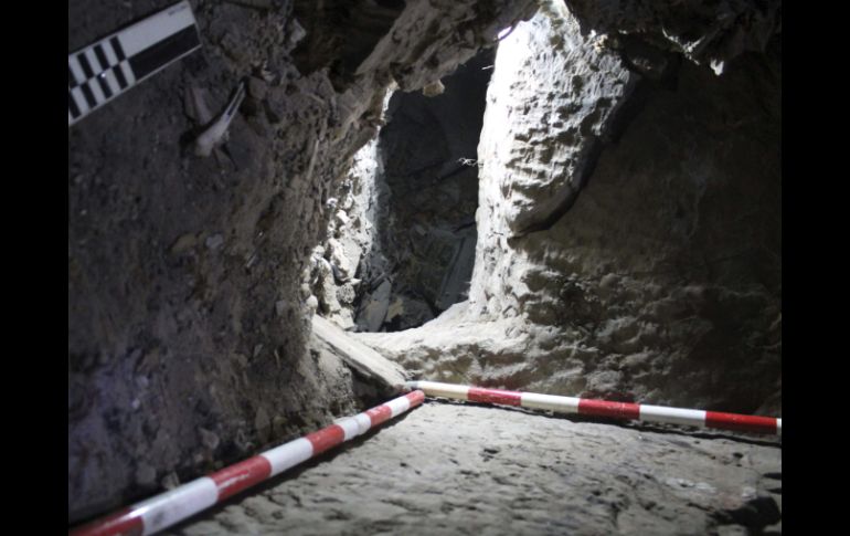 Fotografía facilitada por el Ministerio egipcio de Antigüedades de la cámara funeraria intacta. EFE /