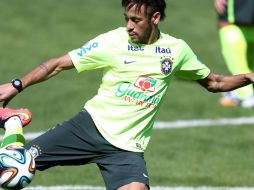 El delantero del FC Barcelona tiene mucha movilidad ofensiva durante el entrenamiento. EFE /