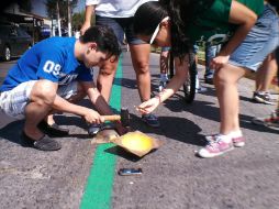 Más de 60 voluntarios se reunieron en la ciclovía para pintarla.  /