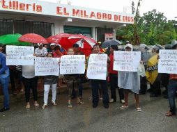 Manifestantes permanecen a las afueras de la alcaldía en Holbox. TOMADA DE @iloveholbox  /