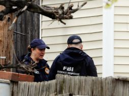 Equipos del FBI vistiendo trajes especiales fueron vistos al entrar y salir del edificio de apartamentos en San Francisco. ARCHIVO /