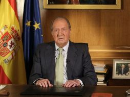 El Rey Juan Carlos explicando hoy los motivos de su abdicación a través de un mensaje institucional a la nación. EFE /