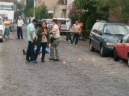 En la escena del homicidio, peritos del IJCF y del MP inician con las investigaciones del caso.  /