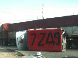 Se cree que el camión de valores intentó ganarle el paso a la locomotora.  /