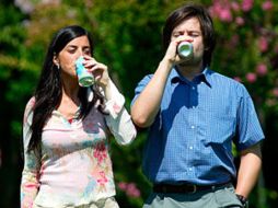 Las personas pueden sentirse confiadas al ingerir este tipo de refresos ya que pueden auxiliar a la pérdida de peso. ARCHIVO /