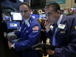 Los precios de los bonos de deuda bajaron. AP /