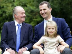 Imagen de 2012 que muestra a el rey Juan Carlos y al príncipe Felipe con la infanta Leonor. EFE /