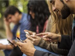 Quienes cuentan con equipos móviles incrementan siete veces más su acceso a redes sociales que los que usan computadora. ARCHIVO /