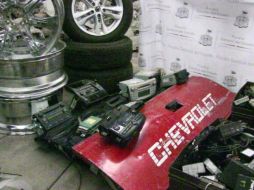 El agente del Ministerio Público realizó un operativo en el local, donde encontraron piezas automotrices.  /